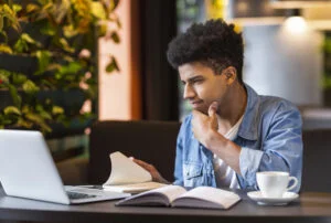 Leia mais sobre o artigo Como abrir um cyber café? Ainda vale a pena?